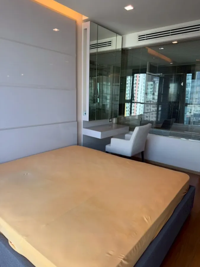 Condominium for rent in the heart of the city – The Address Sathorn. 1-bedroom unit with a bathtub, east-facing view, and convenient transportation.