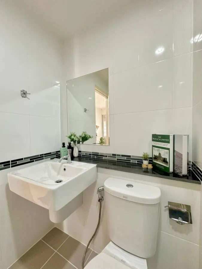 For sale A Plus Rattanathibet-Tiwanon, 4th floor, swimming pool view. The room is decorated very beautifully. The bed is very comfortable to sleep in.