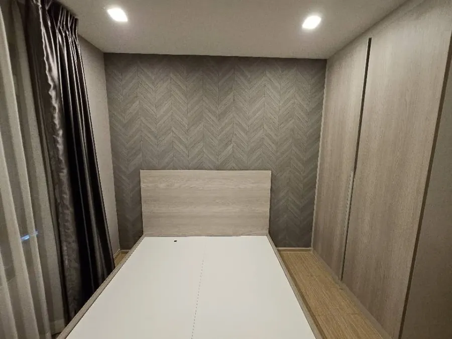 For sale, for rent, Winn Condo Phahon Yothin 52, quiet corner room, with awesome wallpaper throughout the room, very worth booking.