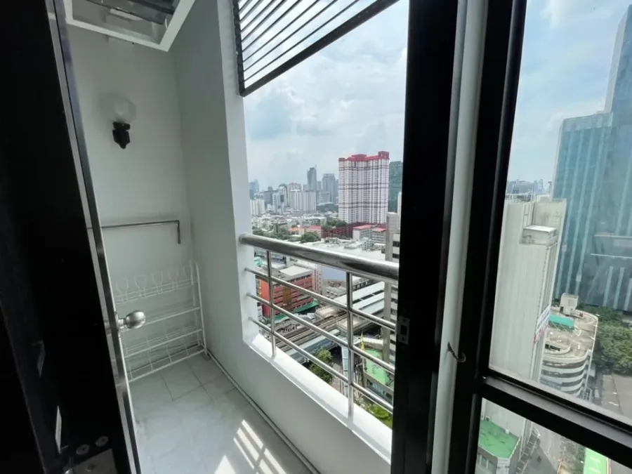 For rent: Phayathai Place, studio room with high-quality built-in wardrobe. Convenient location. Don't just look, book it!
