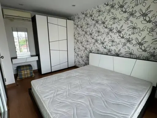 For rent: Tourmaline Gold Sathorn-Taksin, 40 sq.m. unit. Get the feel of a spacious room at this price – excellent value! If you're looking for a unit