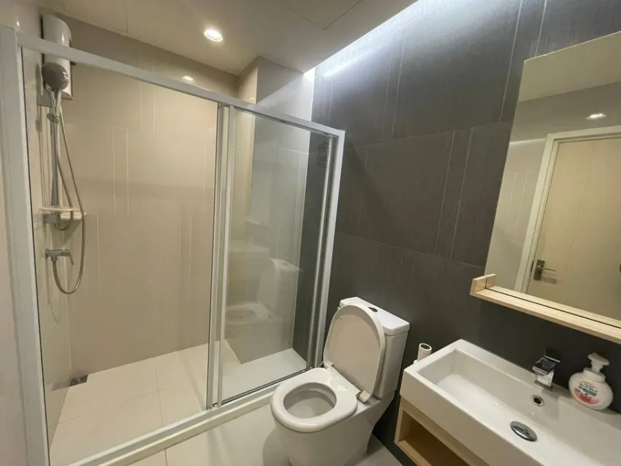 For rent: The key Sathorn-Charoenrat, 34th floor, very beautiful city view. The bed is soft and comfortable to sleep on. Hurry and reserve it.