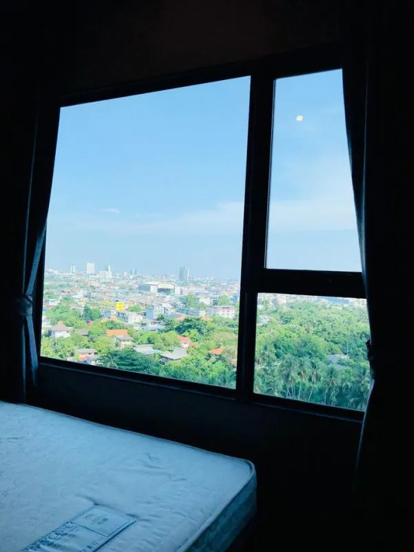 For rent Aspire Sathorn-Taksin, the wall is attached to the wall, has a great city view. The room is fully furnished like being at home, don't miss it.