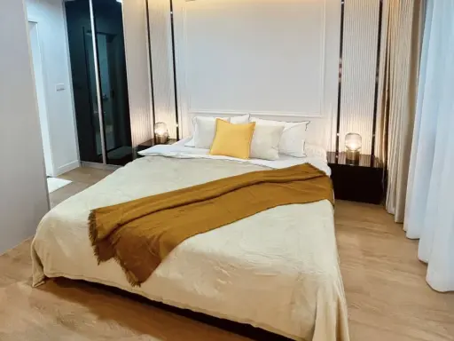 For sale: The Crest Sukhumvit 24, large usable area, beautifully decorated, fully built-in, complete with furniture. Don't miss it.