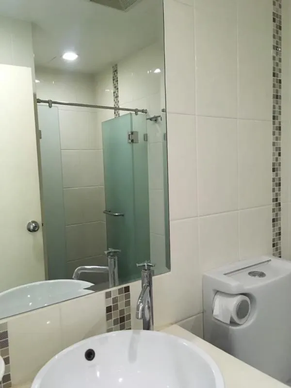 So empty! For rent Wish@Samyan, very good room, view overlooking the Bangkok building!! Fully Furnished!! Ready!