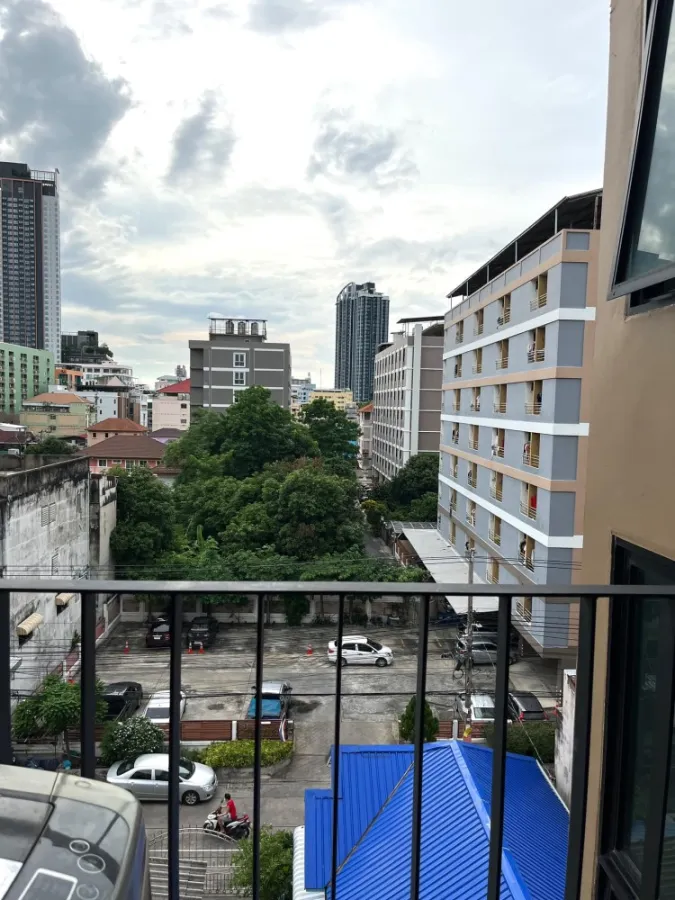 For rent: Brown Condo Huai Khwang, 6th floor, good height, complete with electrical appliances. Carry your bag and move in.