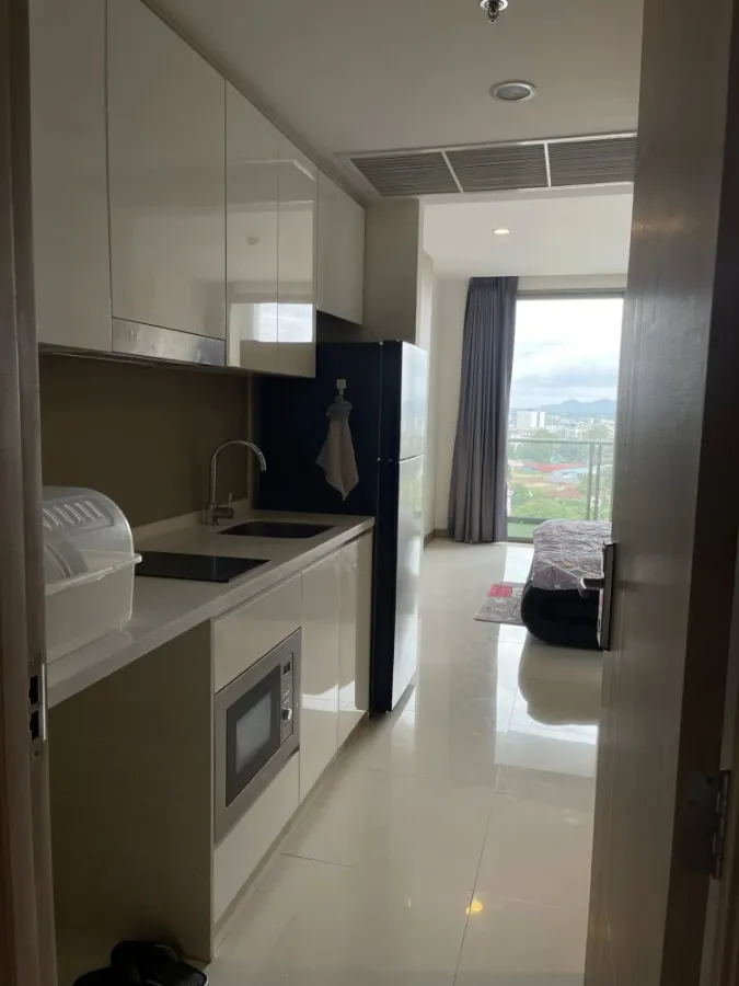 For rent: The Riviera Wong Amat Beach, spacious room with plenty of usable space, fully furnished, beautiful view of Pattaya city, reserve now!