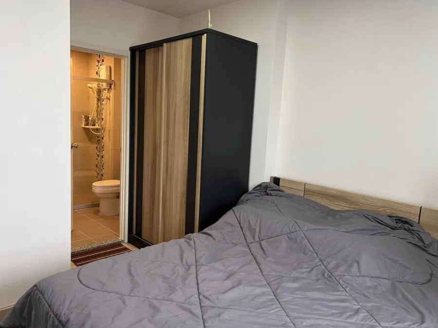 For rent, Supalai Park, Talat Phlu Station, 8th floor, spacious room, super big screen TV. Hurry and reserve now before you miss out.