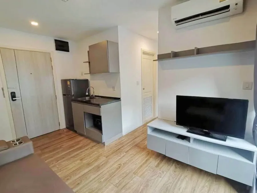 For sale or rent: Kensington Laem Chabang, Building B, 6th floor, size 35 square meters, corner room with pool view, meets all needs.