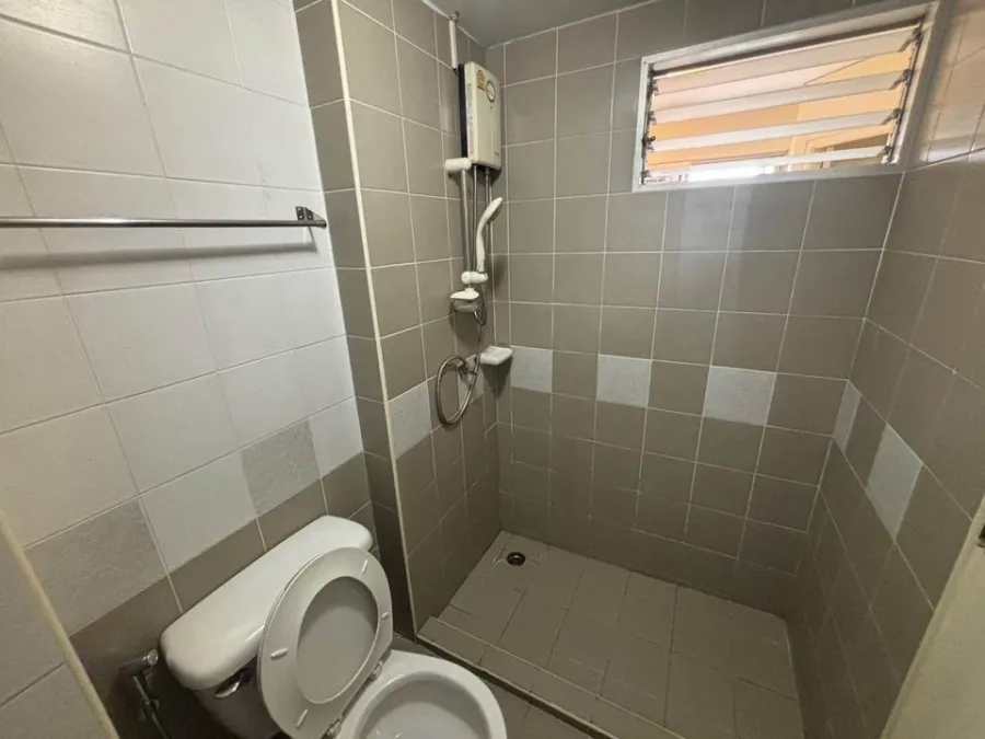For rent: Lumpini Town Bodindecha-Ramkhamhaeng. The room is clean and nice. Big closet, can hold all the stuff you want, move it now.