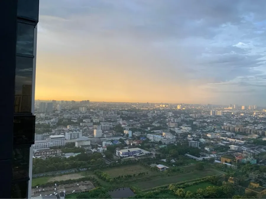 For sale, for rent, The Line Sukhumvit 101, beautiful view in the evening, 3.5 meter high ceiling, furnished and ready to move in. If you don't book,