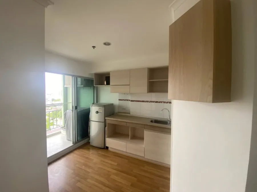 For rent: Lumpini Place Ratchayothin, nice room, good location, fully furnished, view of Chang Building, don't miss it.