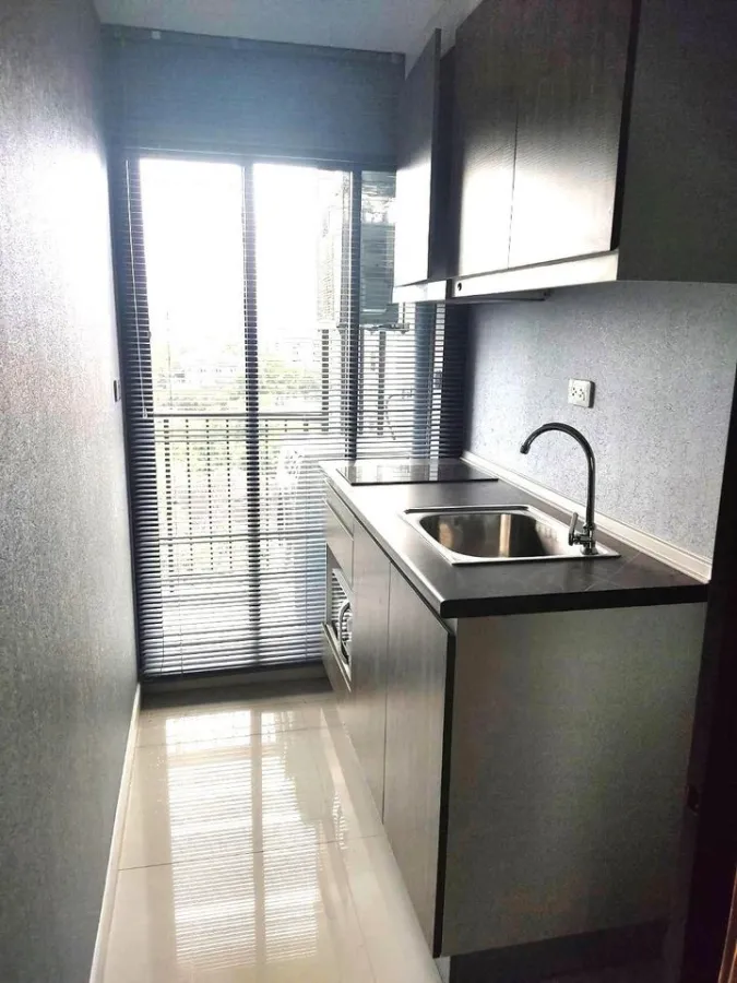 ให้เช่า คอนโด B Loft สุขุมวิท 107 ชั้น 8 ห้องกั้นเป็นสัดส่วนดีมาก ติดวอลเปเปอร์ทั้งห้อง รีบจับจองเลย