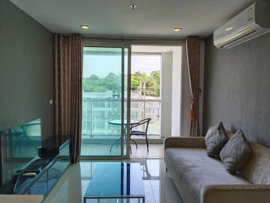 For sale: The Vision (South Pattaya), decorated with wallpaper throughout the room. Built-in bed head Just carry your bag and move in.