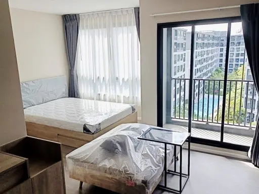 For rent, D Condo Hideaway Rangsit Phase 4, 7th floor, inner pool view, fully furnished room, ready to move in. Hurry up and book now.