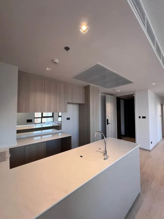 Down payment sale Reference Sathorn - Wongwianyai Condo next to Wongwian Yai BTS, spacious room, high floor, great city view, book now