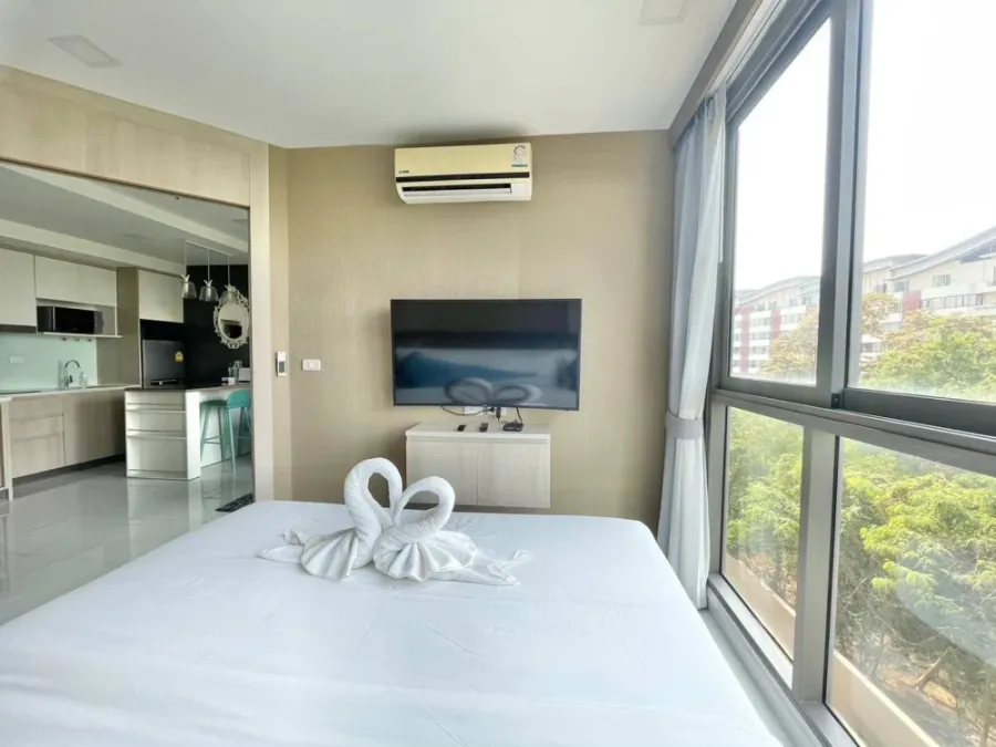 Selling The Cloud Pattaya, 1 bedroom, 1 bathroom. Features high-quality wallpaper and fully furnished. Book now!