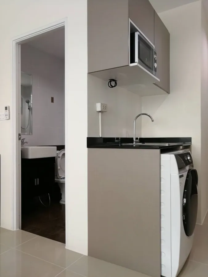 Condo for rent, Assakarn Place Srinakarin, near department stores and markets, convenient to travel, hurry and book now!