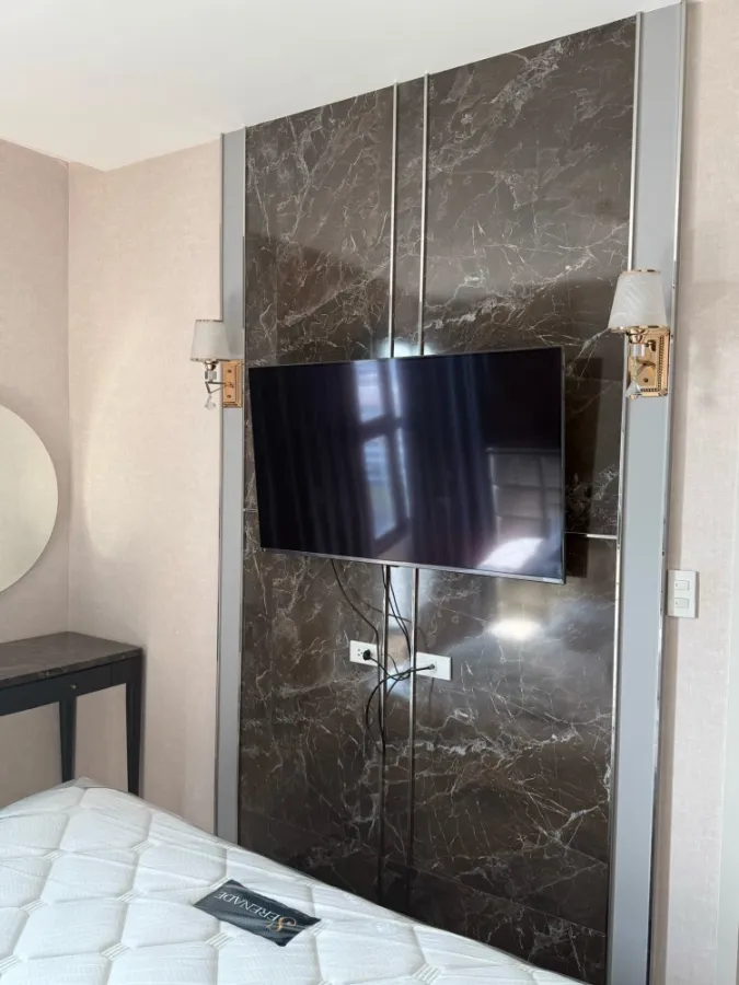 For rent: Quinn Ratchada 17, beautifully decorated room, built-in marble patterned walls, fully furnished, book now.