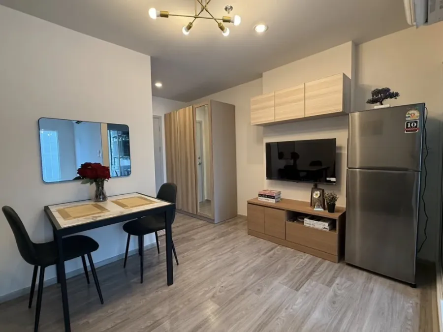 Condo for rent at Regent Home Bangna. The unit is partitioned into separate, clearly defined zones. Amazing price! Book now, don't miss out!