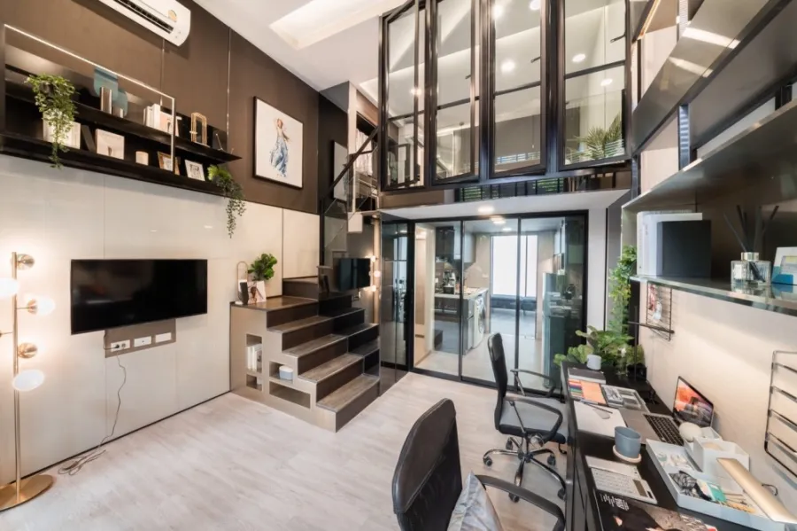 Down payment for sale, The Origin Plug and Play, Ramindra, city view, high ceilings, airy and comfortable. If interested, reserve now. ​