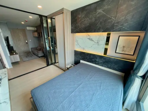 Knightsbridge Phaholyothin-Interchange for sale, north-facing room, decorated in a cool tone, with a built-in headboard. Reserve now!