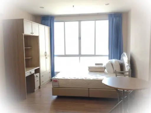 This room has a great view. The interior is being refurbished, next to MRT, convenient to travel, book now, don't miss it! Rent The Tree Bang Pho Station