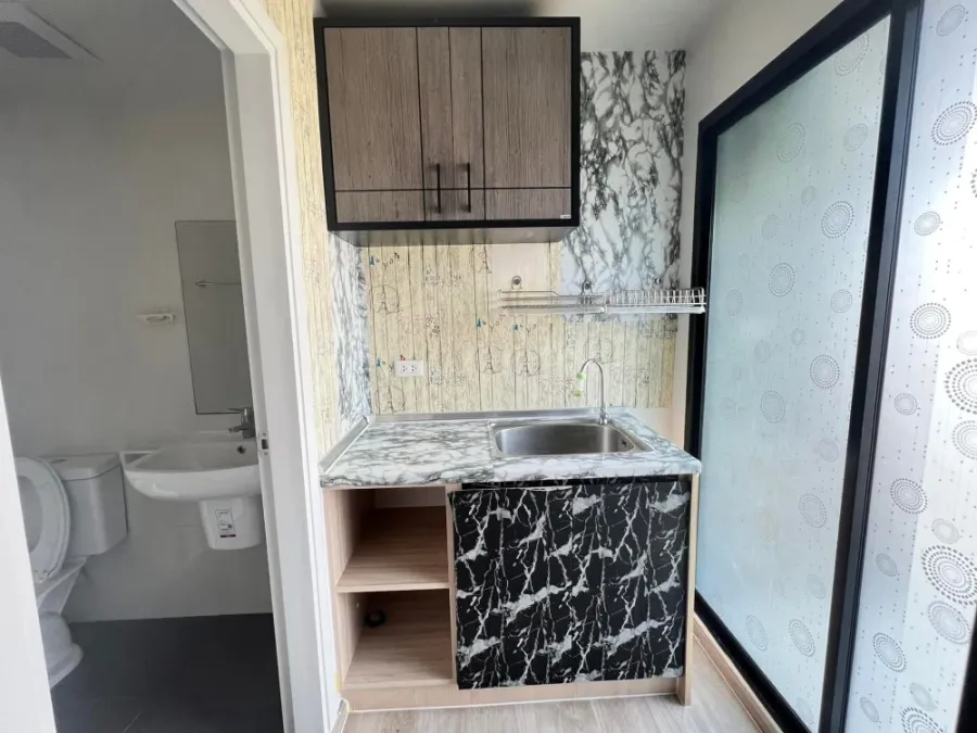 ขาย Larissa Condo Praksa 5 ห้องน่าอยู่ ชั้น 4 ติดวอลเปเปอร์อย่างดี เดินทางสะดวก จองเลยตอนนี้