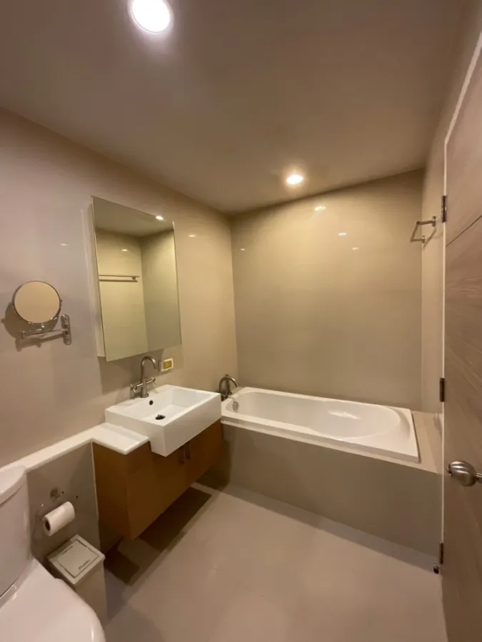 Condo for rent, Hive Taksin, very beautifully decorated, big sofa, very comfortable to sit on. Don't postpone it, book now.