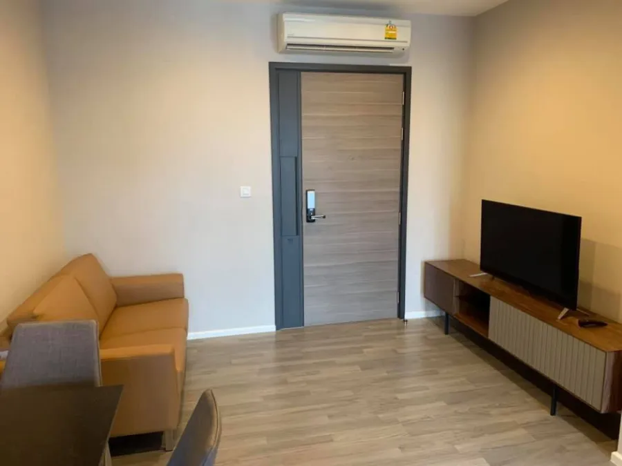 For rent The Room Sathorn-St.Louis Beautiful room, new, full furniture, high floor, great view. Book now. You can't miss it.