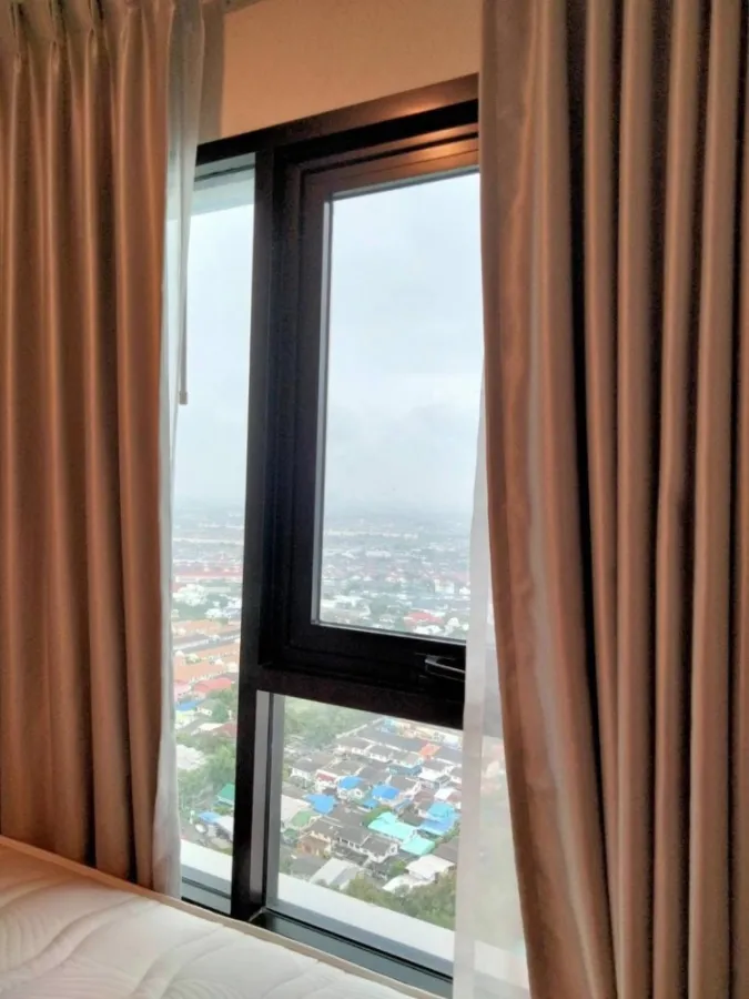 Condo for rent, Kensington Sukhumvit-Thepharak, 36th floor, amazing city view. Install wallpaper in the entire room. Hurry and reserve it.