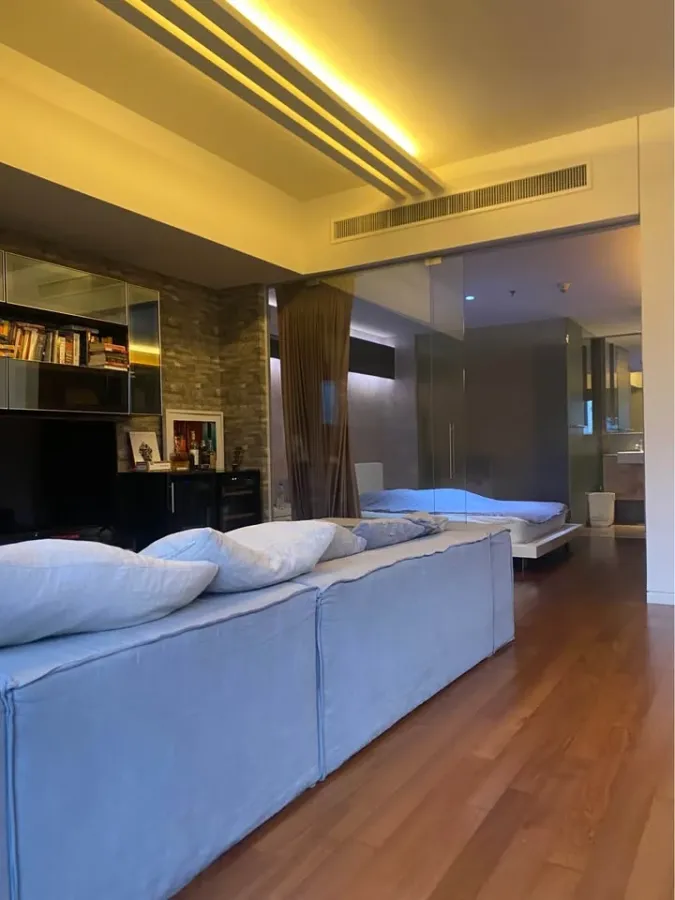 For rent: Hansar Rajdamri, large living room with balcony overlooking the back garden, private elevator. Don't miss out!