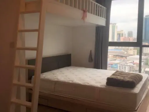 Rent IDEO Q Chula-Samyan, large studio room, can sit and watch the city view. Don't miss out on this room.