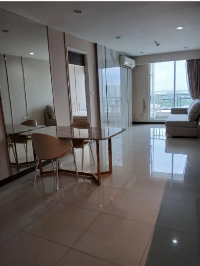 Selling Supalai Prima Riva 1-bedroom unit. Spacious living area with high-quality built-in furniture. Book now!