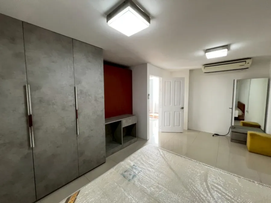 For rent: Ratchada City 18, spacious room with plenty of usable space, comes fully furnished and equipped with appliances. Hurry and reserve now!