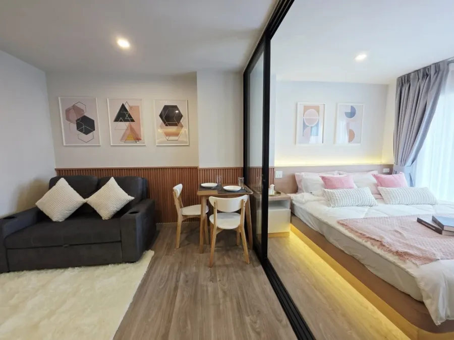 For rent: Regent Home Bangna project, special unit with wide frontage, high-quality built-in furniture. Book now, don't wait!