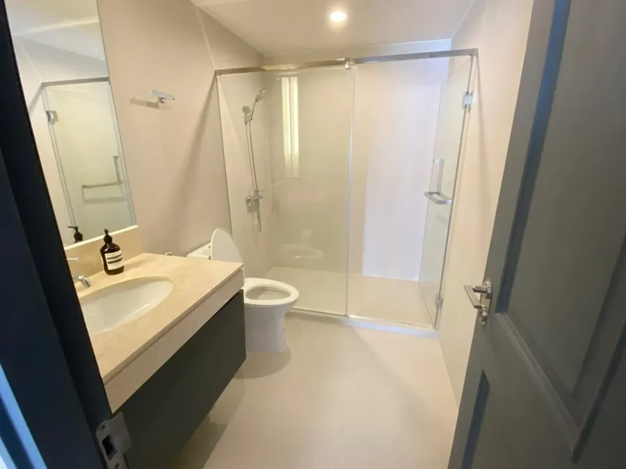 For sale Noble Above Ruamrudee ชั้น 8. Corner unit. ระเบียงใหญ่ ซื้ออยู่เองก็ดี ลงทุนก็ปัง จองเลย