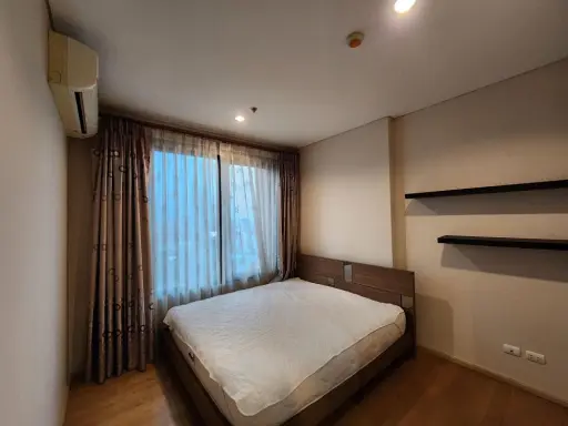 Villa Asoke for rent, room divided into proportions, L-shaped sofa, very comfortable to sit on, hurry and reserve it quickly.