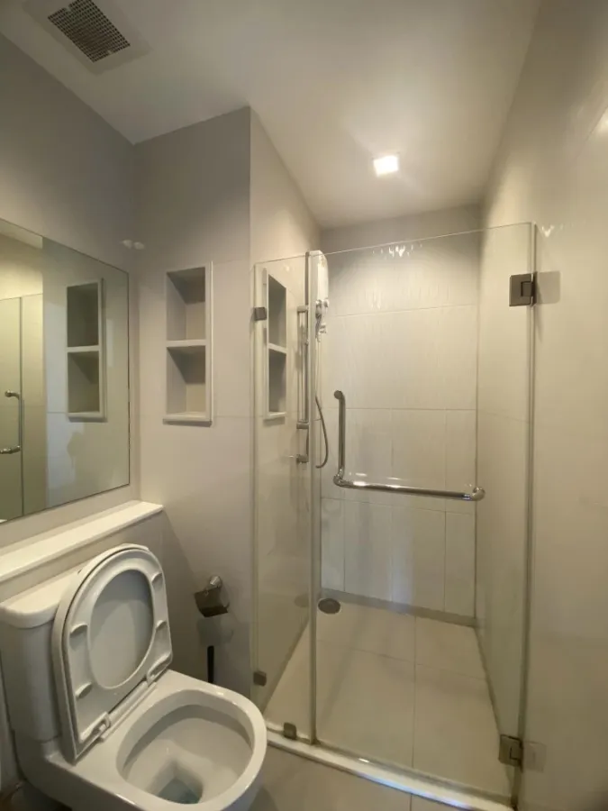 For sale: Studio room, size 26 sq m., empty room, Life Asoke Condo, Rama 9, comes with a very good price, must buy now.