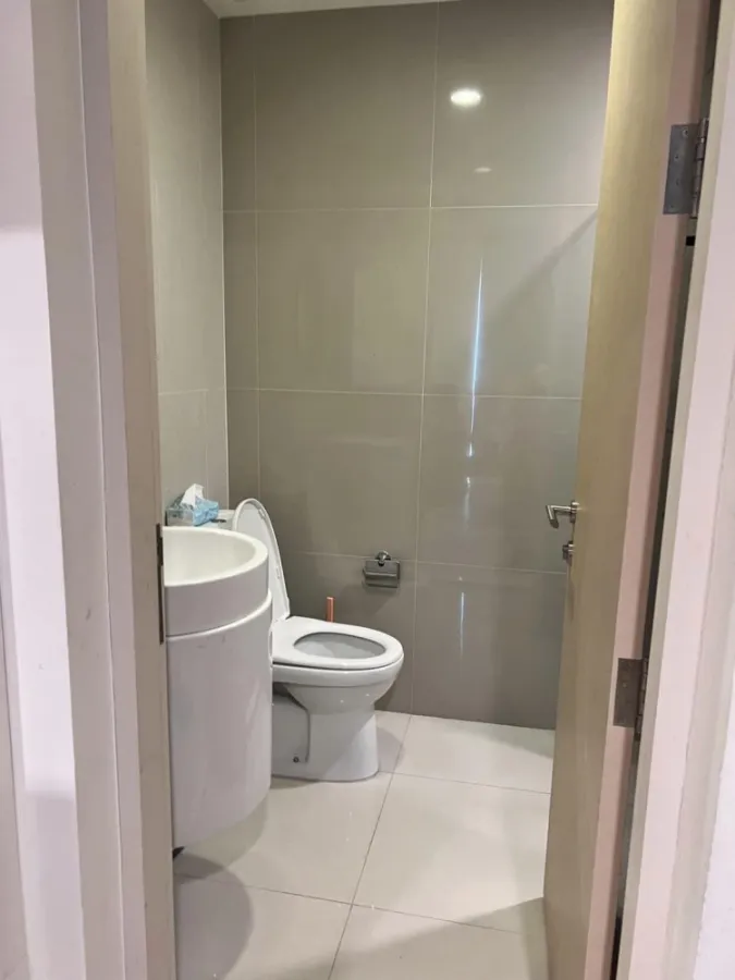 For rent: Rhythm Asoke 2, 27th floor, highest floor, city view, very good atmosphere, very clean and tidy room, don't miss it.
