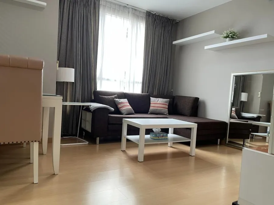 For rent: Life @ Sukhumvit 65, 24th floor, beautiful view, corner room, very private. Well decorated Hurry and reserve now.