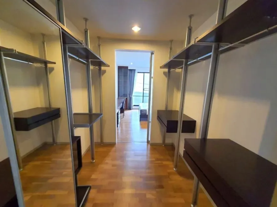 For rent, Amanta Ratchada, very spacious room, has a walk-in closet, plus lots of built-in furniture. Don't wait, book now.