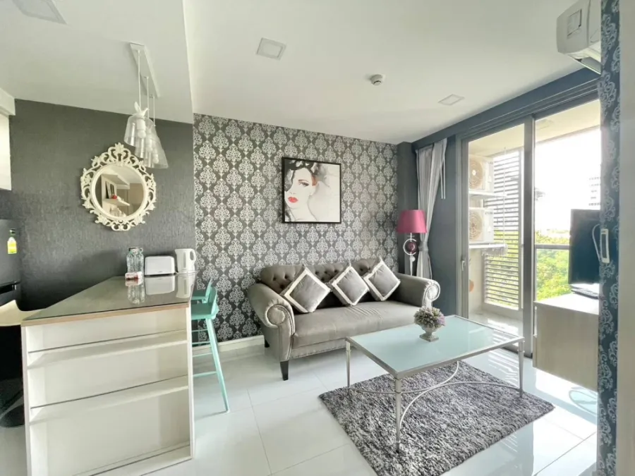 Selling The Cloud Pattaya, 1 bedroom, 1 bathroom. Features high-quality wallpaper and fully furnished. Book now!