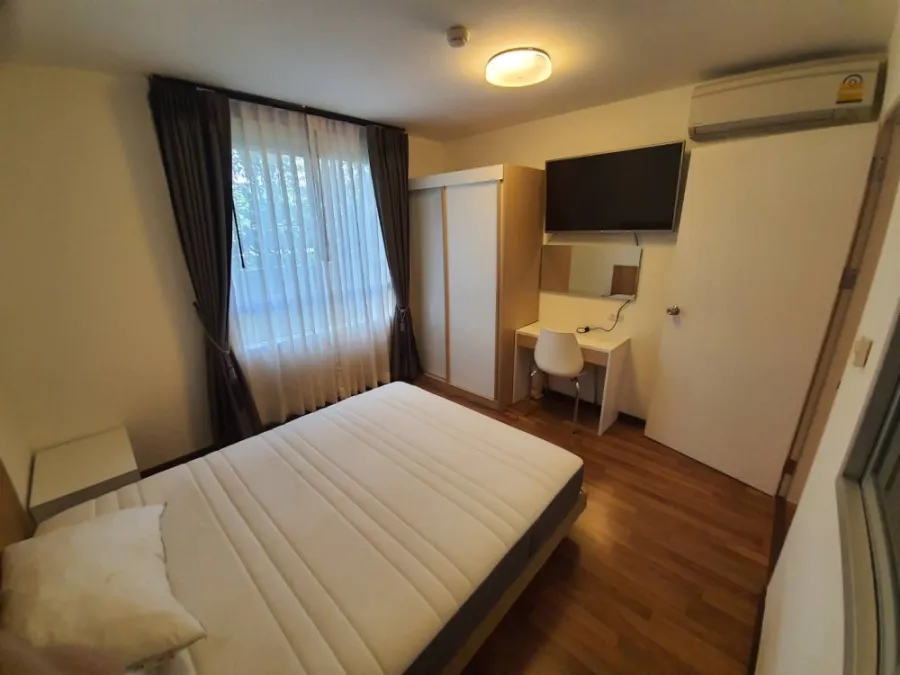 Sell / rent Condo U Ratchayothin (Phahonyothin 32), fully furnished, electrical appliances. There is a train station in front of the condo.