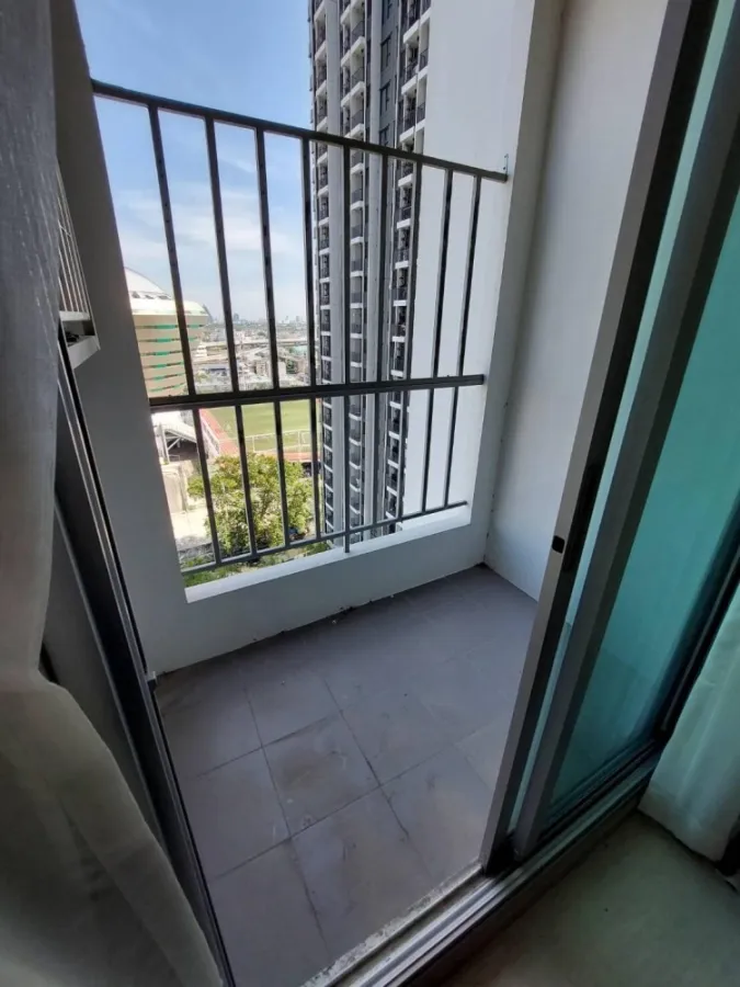 Selling Chapter One Shine Bangpo, spacious room, very nice, fully furnished + electrical appliances, not hot, airy, book now