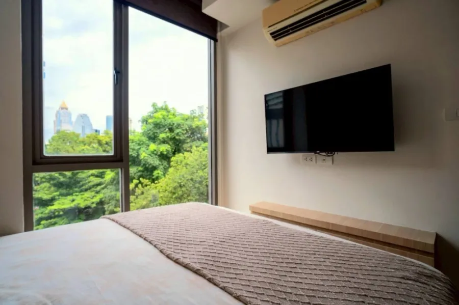 For rent: Class Condo Silom, fully furnished, with a view of the green area, very comfortable to the eyes, ready to book now.