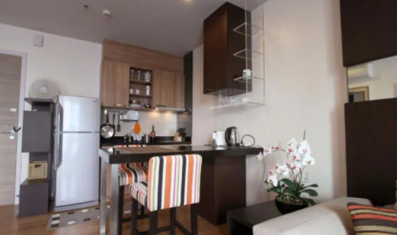 Hive Taksin, beautifully decorated room, experience the best relaxation. Carry only one bag and move in. Quick rental.