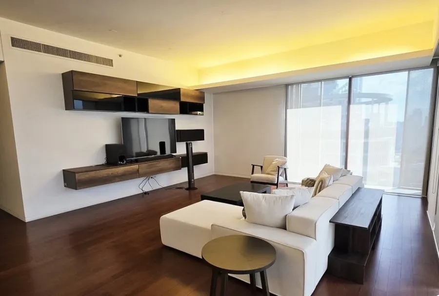 For rent: Hansar Rajdamri. Spacious room with ample living space, fully furnished, and with a private elevator. Book now!