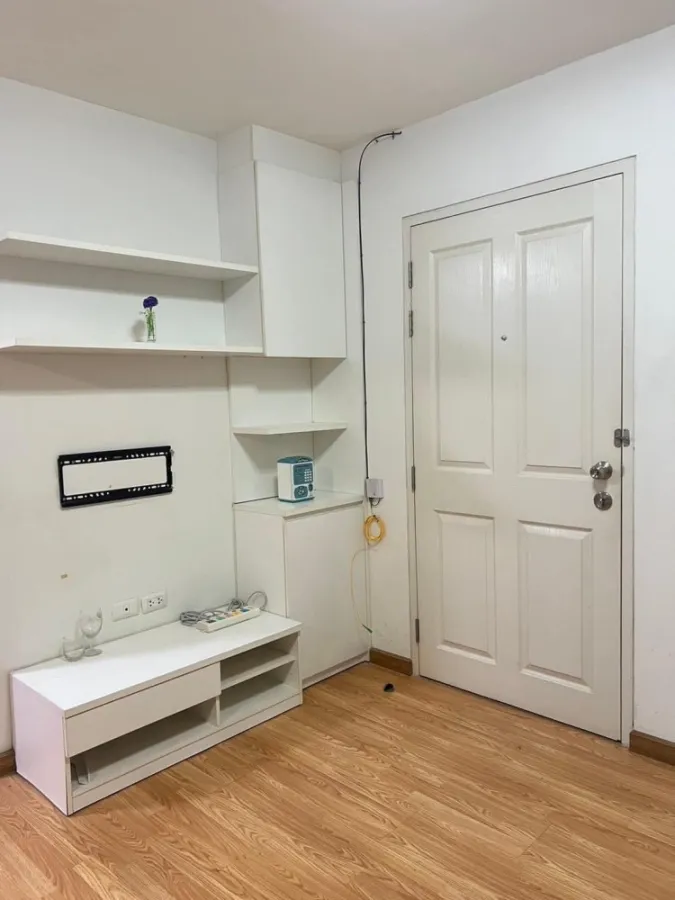 For sale: The Trust Residence Pinklao (Borommaratchachonnani). White room, comfortable to the eye, separated by glass partitions. Book now.