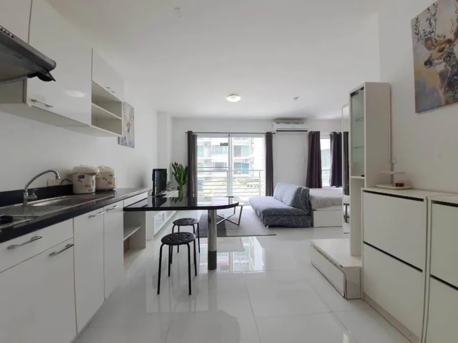 For rent, Phahon Metro, 3rd floor room, pool view, not hot, white room, clean, comfortable to the eye. You're already at ease. You can't miss it. Book